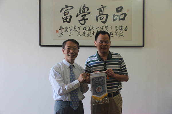 20150912台湾静宜大学校长唐传仪一行访问我校6（捐赠该校标志：左为唐传仪校长）.jpg