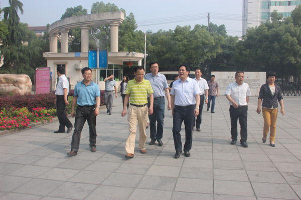 宜都市委市政府领导来校检查高考备考并指导文明创建工作