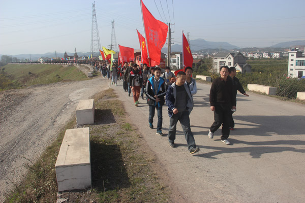 20141212我校举行第五届迎新远足活动5.jpg