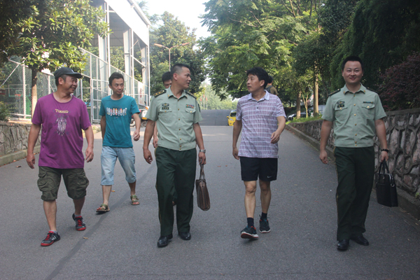 宜都市消防大队大队长杜全胜一行来校进行消防安全检查