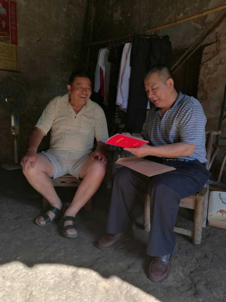 我校部分党员到聂家河村开展扶贫慰问