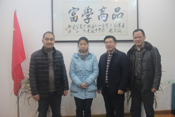 三峡职业技术学院纪委书记戴金刚来校资助贫困生