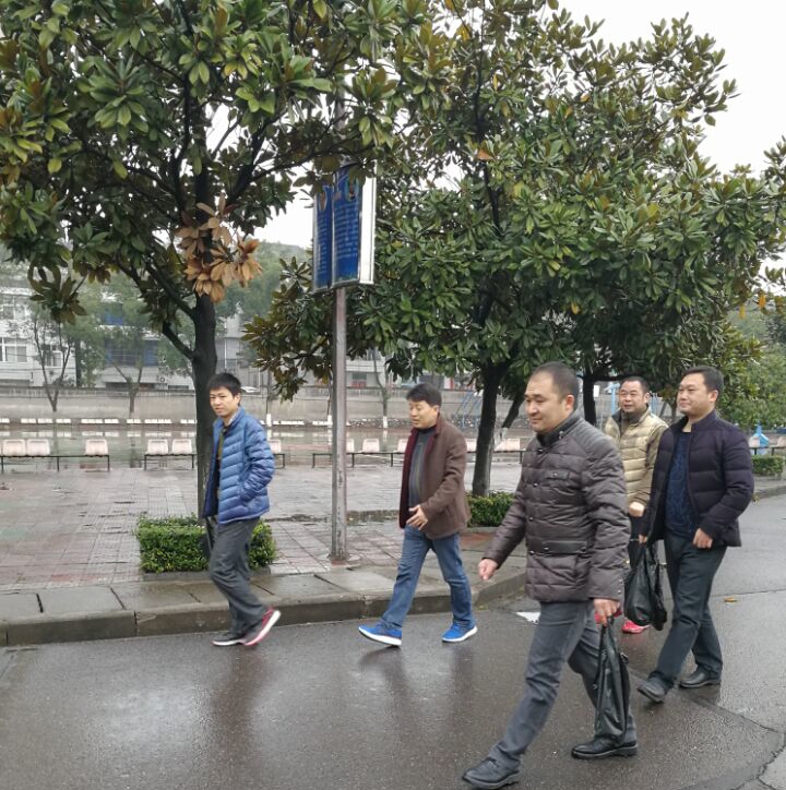 我校开展寝室安全卫生检查