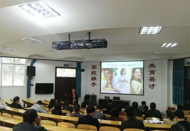 我校开展“活出自己的色彩”为主题的心理专题分享会
