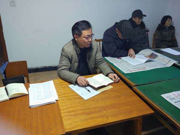 宜都一中：离退休老党员认真学习十九大精神
