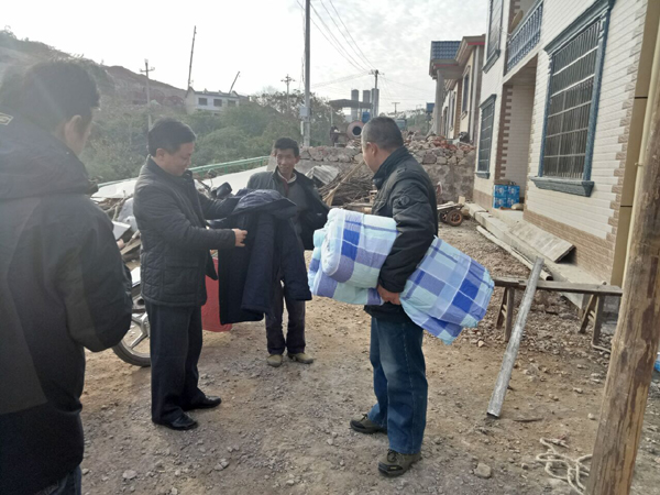 走访慰问贫困户   寒冷冬季暖人心
