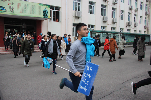 我校举行消防应急疏散演练