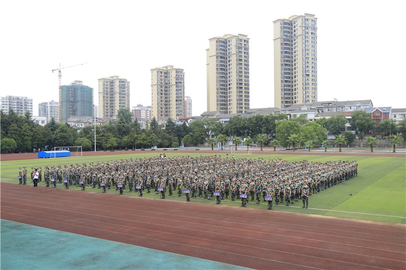 一中小团子校园电视台特别报道：高一新生军训第一天久站军姿——新生：没那么苦！