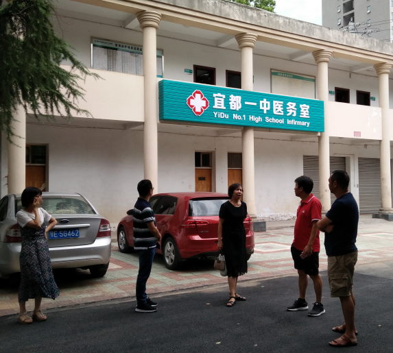 卫计局核查验收我校医务室建设