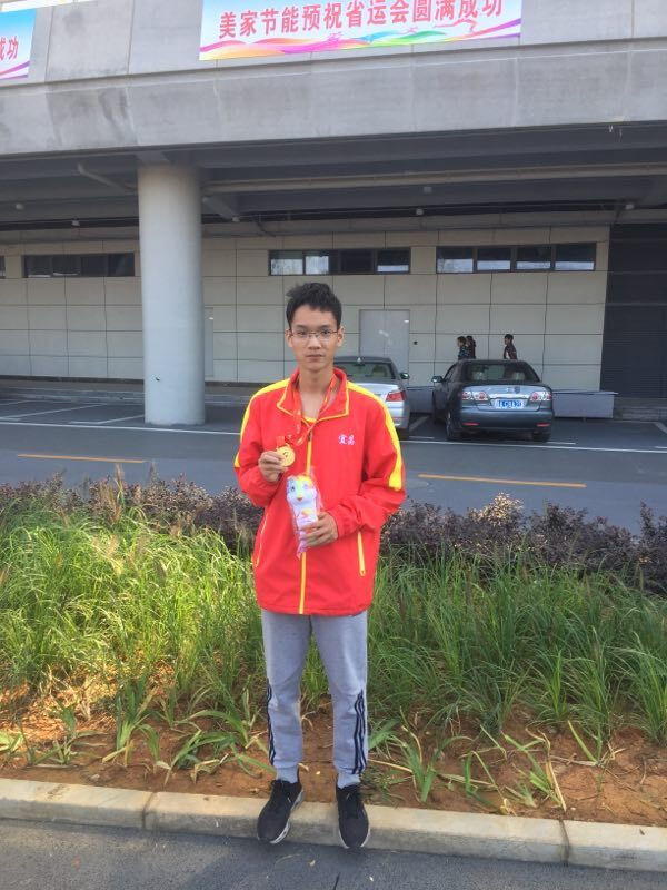 黎海峰同学勇夺湖北省第十五届运动会800米和1500米第一名