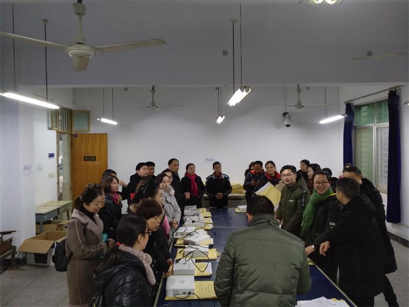 [ 2019届高三 ] 家长教师同监考，学校家庭共育人