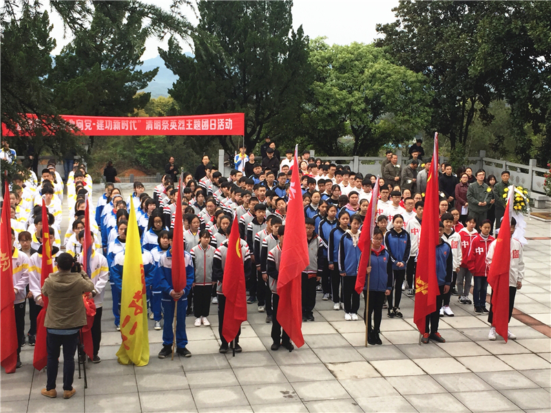 宜都一中学生代表参加宜都市“青春心向党·建功新时代”清明祭英烈主题团日活动