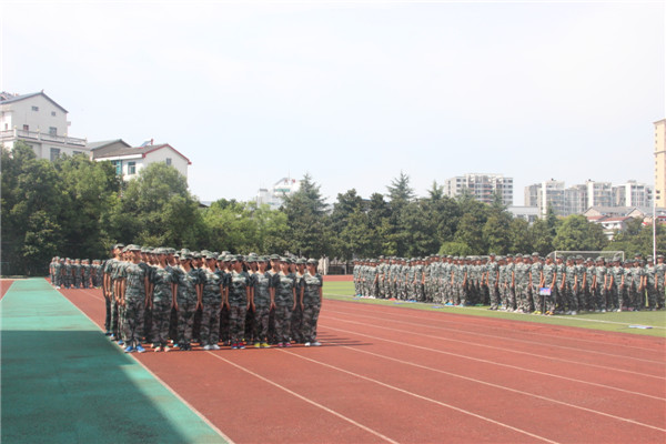 20160829我校举行2016级新生军训会操表演4.jpg