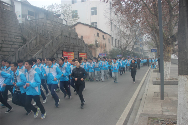 20161230我校参加宜都市“清江阳光城杯”万人迎新长跑活动8.jpg