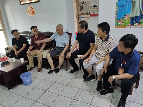 传续革命精神  践行初心使命 ——宜都一中班子成员国庆节前走访慰问离休干部彭义全老师