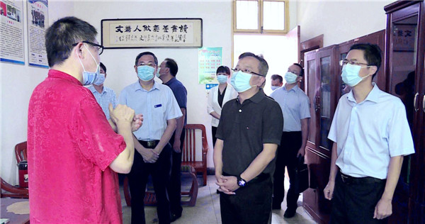 照片 2与杨邦俊老师亲切交谈.jpg