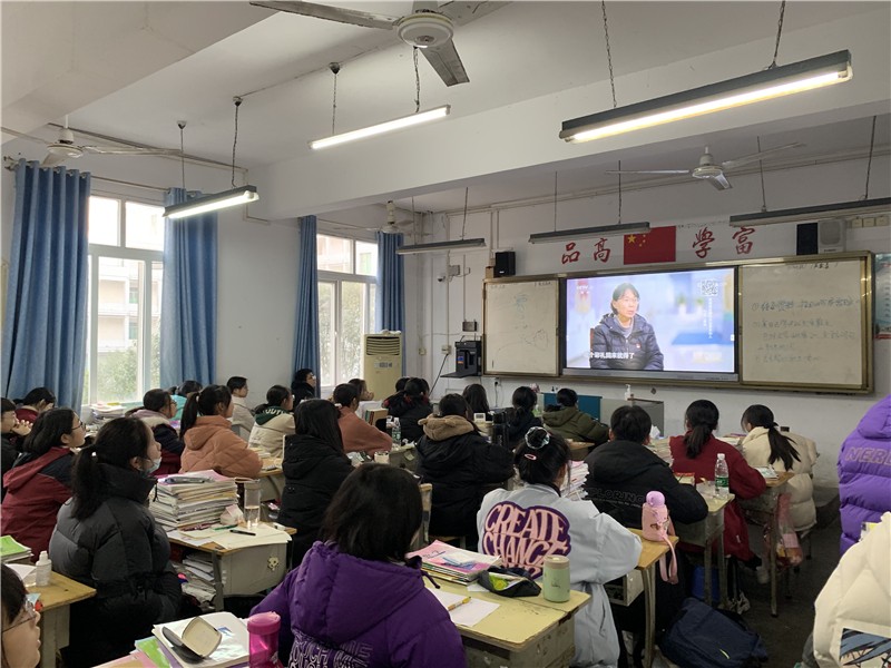 学校组织学习时代楷模——张桂梅