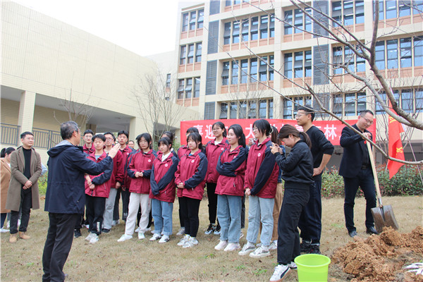 喜迎二十大  共植青年林 ——宜都一中开展植树活动