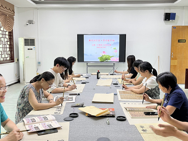 廉风润万家  劳动最幸福                ---我校举行教职工书法比赛