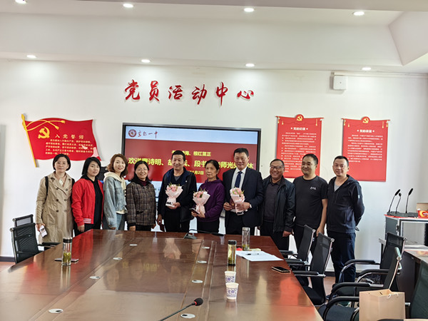 曹诗明胡红兵段书林退休仪式1_副本.jpg