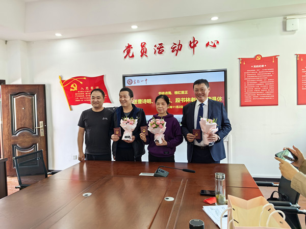 曹诗明胡红兵段书林退休仪式4_副本.jpg