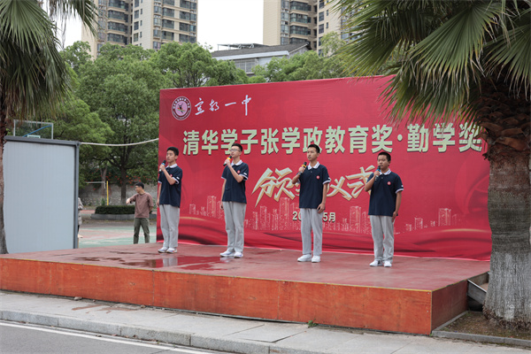 歌声送祝福      拼搏筑未来 ——宜都一中为高三学子送祝福