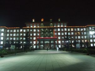 迎校庆添置景观灯，校园处处是风景