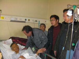 学校领导探望张文斌老师