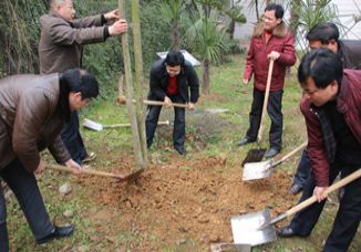 植树节——领导班子齐出动，为我校种下树种