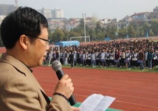 我校举行升旗仪式，周朴华校长发表国旗下的讲话