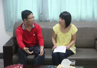 校长周朴华提倡教师与学生真诚沟通，共建和谐校园