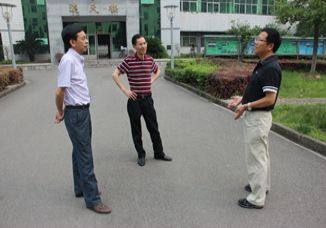 宜昌市教育局副局长李伟莅临我校视察