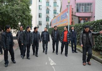 市教育局局长周朴华一行来我校拜年