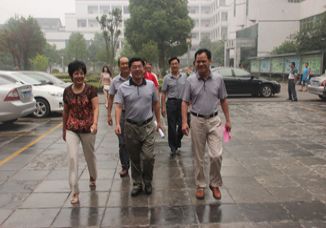 宜都市领导视察我校