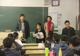 我校高二年级聘请家长进教室参与监考