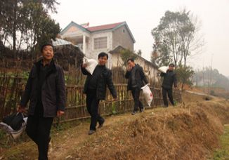 五峰山村送温暖，实际行动“惠万民”——我校第四轮“三万”活动正式启动