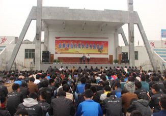 我校举行高二年级“经典伴我们成长读书报告会”