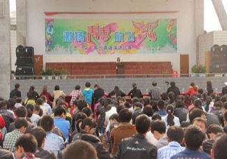 激扬青春 放飞梦想—— 高一年级举办英语演讲比赛