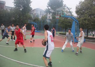 我校组织教职工篮球赛