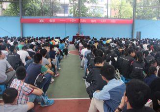 弘扬法治精神 构建和谐校园 ——我校举行法制讲座